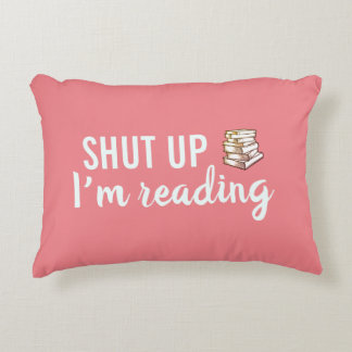 Schließen Sie, ich lese Korallenakzent Kissen