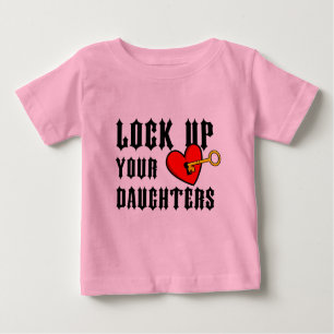 Schließen Sie oben Ihr Töchter Babyt-stück Baby T-shirt