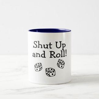 Schließen Sie und rollen Sie Würfel Zweifarbige Tasse