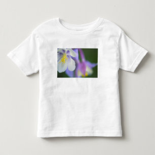 Schließung der Blume Colorado Columbine. Kleinkind T-shirt
