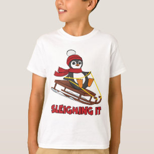 Schlitten - Niedlicher Pinguin im Schnee T-Shirt