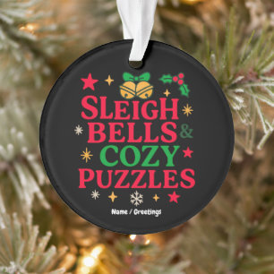 Schlittenklingeln und gemütliche Rätsel Festives W Ornament