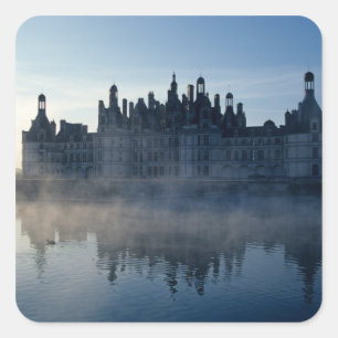 Schloss Chambord bei Morgengrauen, Loir-et-Cher, L Quadratischer Aufkleber