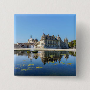 Schloss Chantilly mit Spiegelung in einem Teich Button
