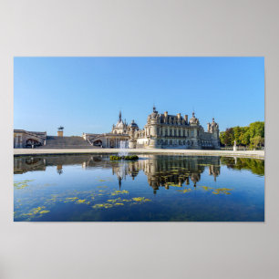 Schloss Chantilly mit Spiegelung in einem Teich Poster