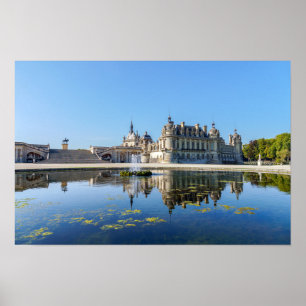 Schloss Chantilly mit Spiegelung in einem Teich Poster