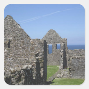 Schloss Dunluce in der Nähe von Bushmills und Por Quadratischer Aufkleber