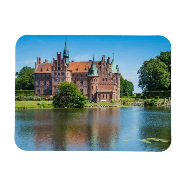 Schloss Egeskov an einem Teich Magnet (Horizontal)