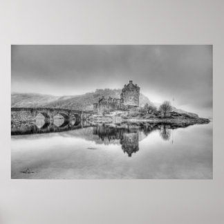 Schloss Eilean Donan in Schottland (Schwarz und We Poster