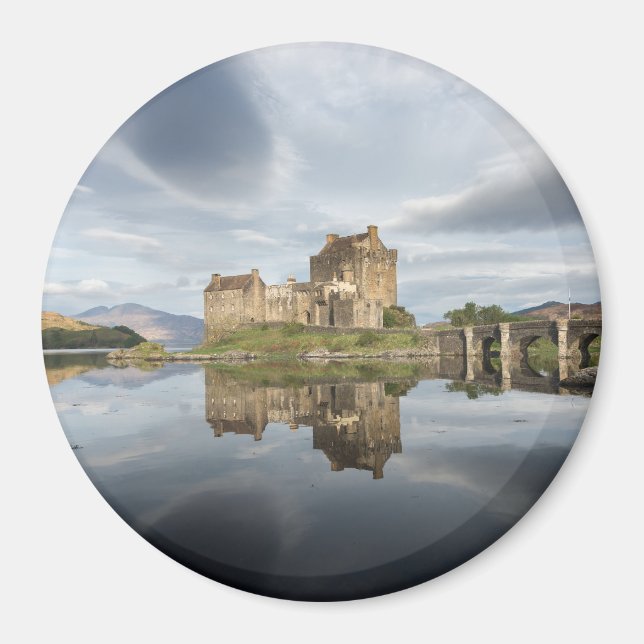 Schloss Eilean Donan mit Reflexion in Schottland Magnet (Vorne)