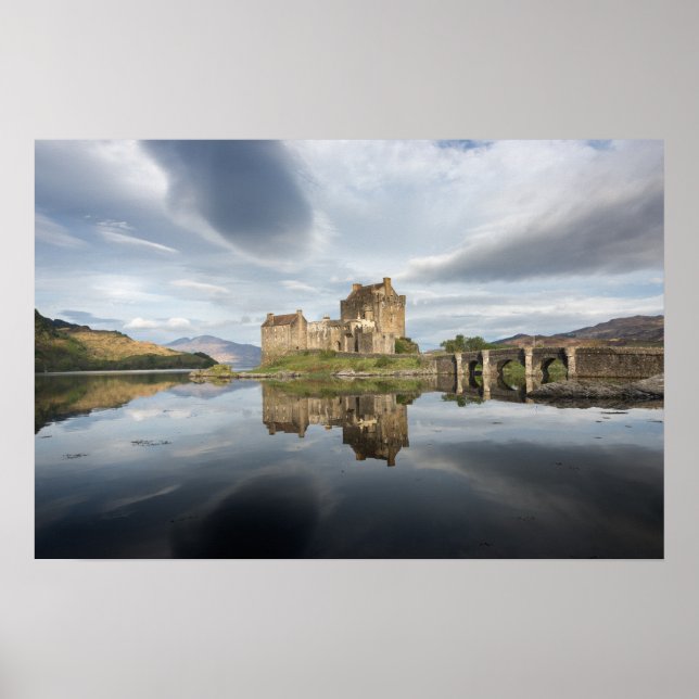 Schloss Eilean Donan mit Reflexion in Schottland Poster (Vorne)