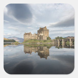 Schloss Eilean Donan mit Reflexion in Schottland Quadratischer Aufkleber