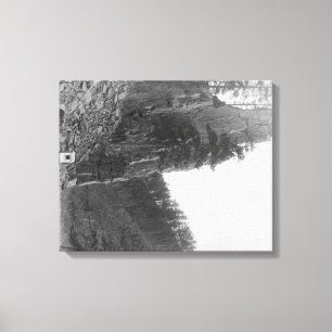 Schloss-Felsen zwischen Hügel-Stadt und Leinwanddruck