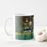 Schloss Kammer am Attersee II von Gustav Klimt Kaffeetasse<br><div class="desc">Schloss Kammer am Attersee, II (1909) von Gustav Klimt ist ein Vintages Viktorianisches Kunstsymbolismus-Gemälde. Die Aussicht auf das Schloss (eine ehemalige Festung). In den Gärten rund um die Zuhause wachsen große Bäume. Schloss Kammer ist ein Schloss umgeben vom Attersee in Oberösterreich und Gegenstand vieler Gemälde von Klimt. Über den Künstler:...</div>