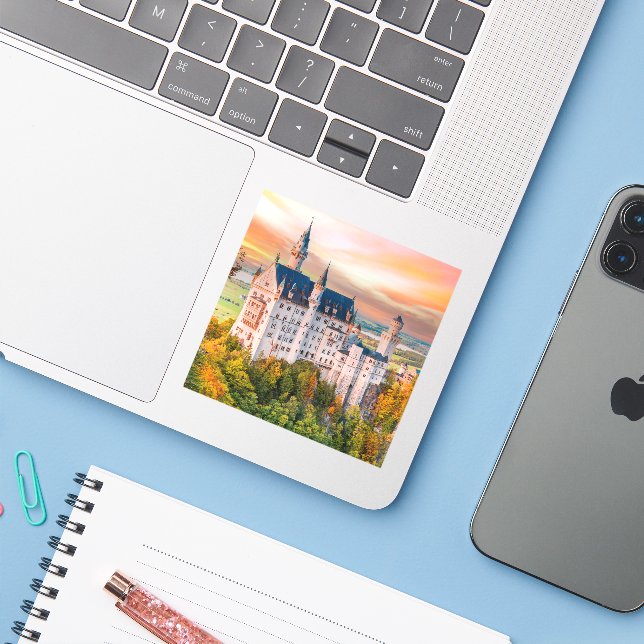 Schloss Neuschwanstein Aufkleber (Laptop mit iPhone)