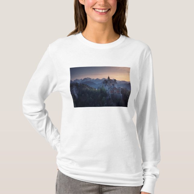 Schloss Neuschwanstein, Baujahr 1800 von T-Shirt (Vorderseite)