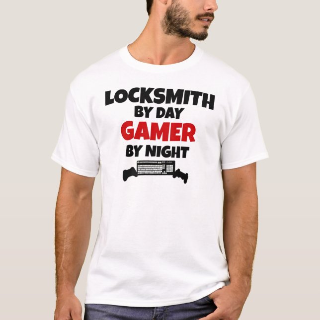 Schlosserin bei Day Gamer by Night T-Shirt (Vorderseite)