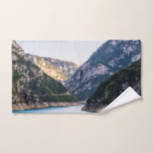 Schlucht des Flusses Piva im Norden Montenegros. Handtuch