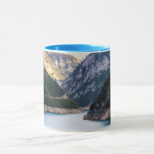 Schlucht des Flusses Piva im Norden Montenegros. Tasse