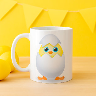 Schlüpfendes gelbes Küken in Eierschale Kaffeetasse