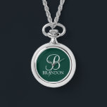 Schlüsselanhänger für personalisierte Skriptmonogr Armbanduhr<br><div class="desc">Personalisiert Monogram und Name Gift bieten personalisierte Monogramm im Schriftart-Stil mit weißem klassischem Script und Namen im Stil eines klassischen Serif-Schriftartes auf smaragdgrünem Hintergrund. Perfekt als Urlaubsgeschenke,  Familienfavoriten und für alle besondere Anlässe Wiedersehen.</div>