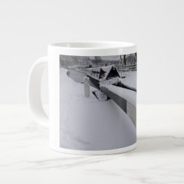 Schmalboot auf dem Kanal an einem schneereichen Ta Jumbo-Tasse