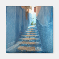 Schmale blaue Treppe in Marokko
