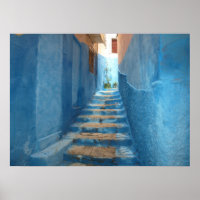 Schmale blaue Treppe in Marokko