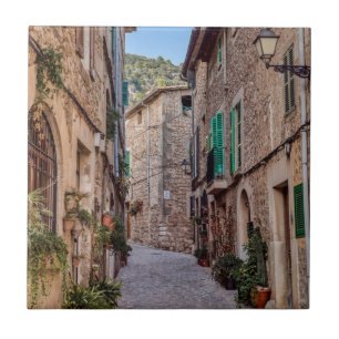Schmale Straße im Dorf Valldemossa - Mallorca Fliese