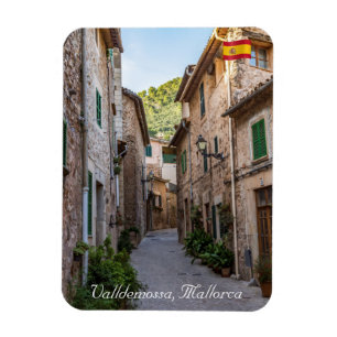 Schmale Straße im Dorf Valldemossa - Mallorca Magnet