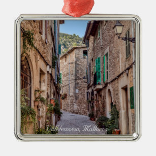 Schmale Straße im Dorf Valldemossa - Mallorca Ornament Aus Metall