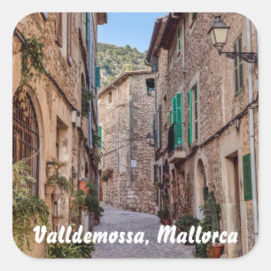 Schmale Straße im Dorf Valldemossa - Mallorca Quadratischer Aufkleber