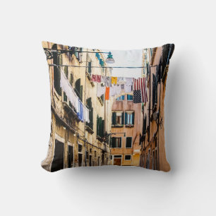 Schmale Straße in Venedig Kissen