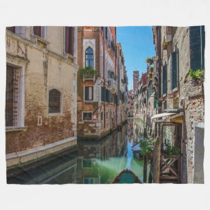 Schmale Straße mit Kanal in Venedig Fleecedecke