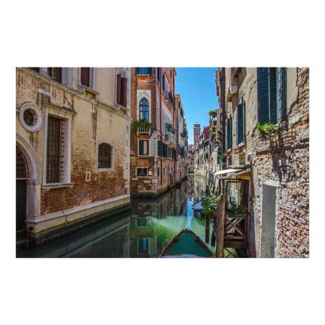 Schmale Straße mit Kanal in Venedig Fotodruck (Vorne)