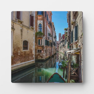 Schmale Straße mit Kanal in Venedig Fotoplatte