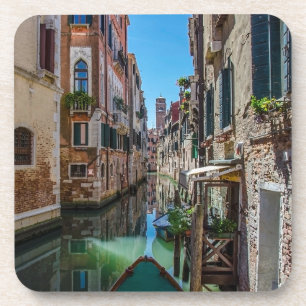 Schmale Straße mit Kanal in Venedig Getränkeuntersetzer