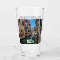 Schmale Straße mit Kanal in Venedig