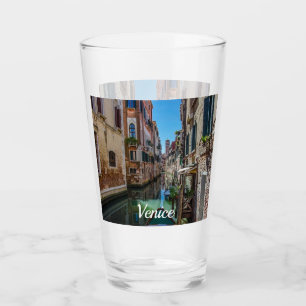 Schmale Straße mit Kanal in Venedig Glas