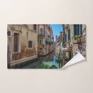 Schmale Straße mit Kanal in Venedig Handtuch