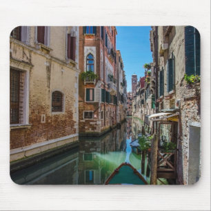 Schmale Straße mit Kanal in Venedig. Mousepad