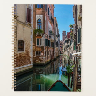 Schmale Straße mit Kanal in Venedig Planer