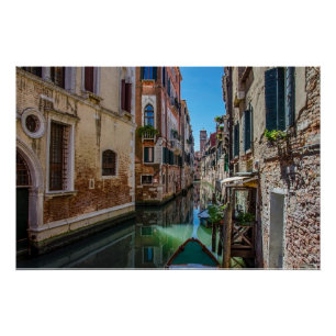 Schmale Straße mit Kanal in Venedig Poster