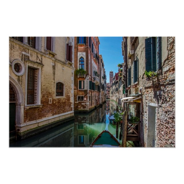Schmale Straße mit Kanal in Venedig Poster (Vorderseite)