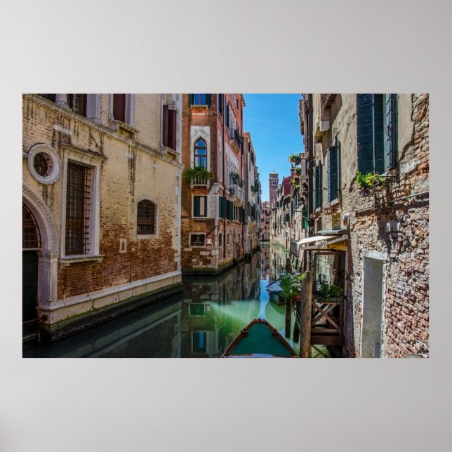 Schmale Straße mit Kanal in Venedig Poster (Vorne)