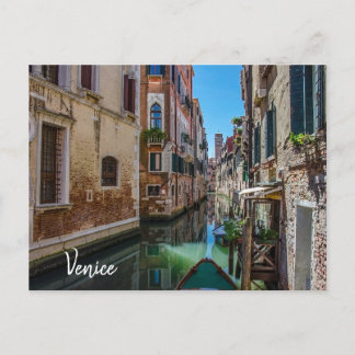 Schmale Straße mit Kanal in Venedig Postkarte