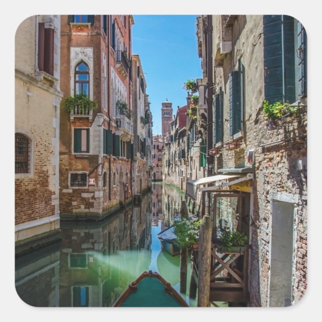 Schmale Straße mit Kanal in Venedig Quadratischer Aufkleber (Vorderseite)