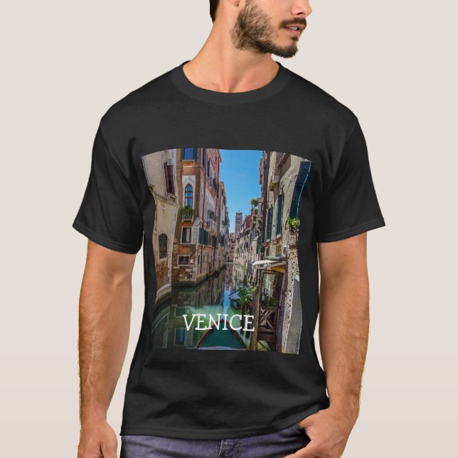 Schmale Straße mit Kanal in Venedig T-Shirt (Vorderseite)