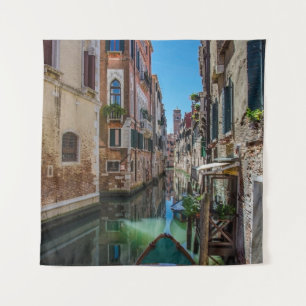 Schmale Straße mit Kanal in Venedig. Wandteppich