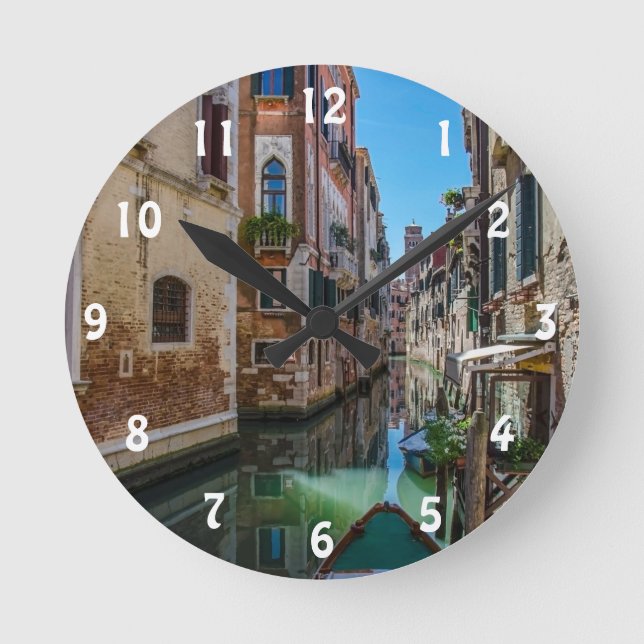Schmaler Straßenkanal in Venedig - Akrylenuhr Runde Wanduhr (Vorderseite)